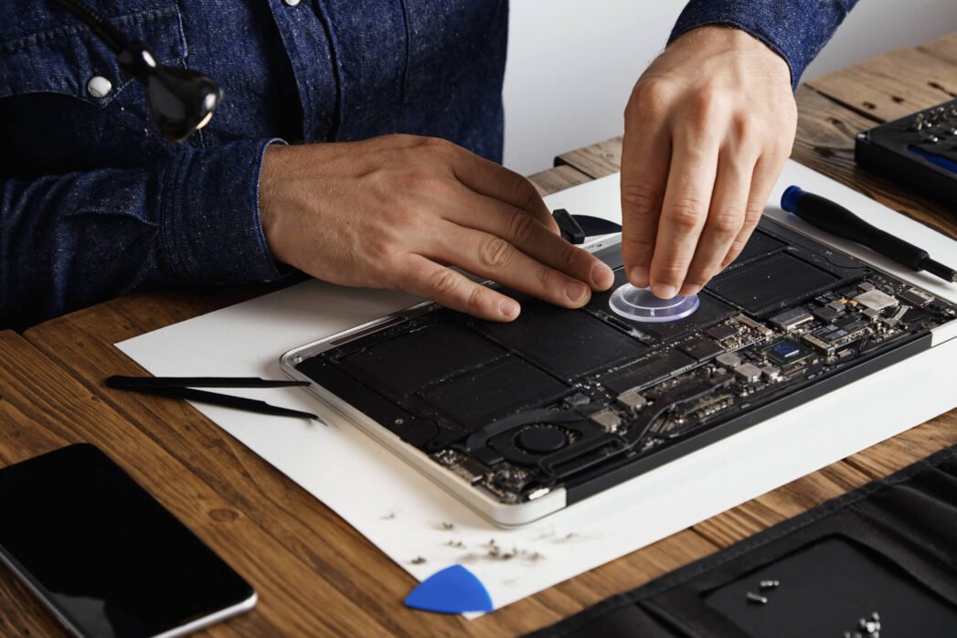 Apple laptop computer battery replacement